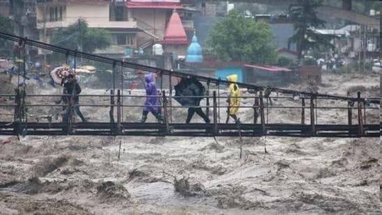 Even as the northern states were marooned by torrential downpours, the food bowl regions of states such as Bihar and West Bengal received less-than-sufficient rainfall. (HT File Photo)